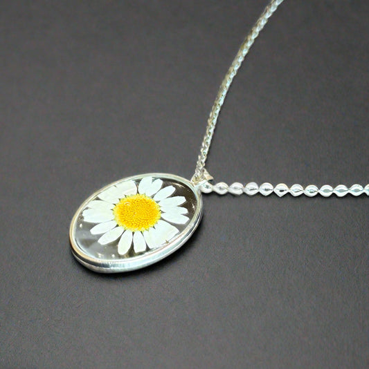 Real Daisy Resin Necklace – Handcrafted Botanical Jewelry